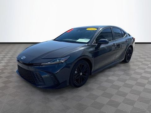 Used 2025 Toyota Camry SE w/ Convenience Package FWD image 3