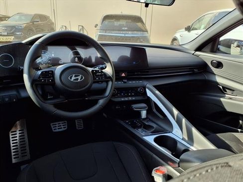 Certified 2025 Hyundai Elantra SEL image 8