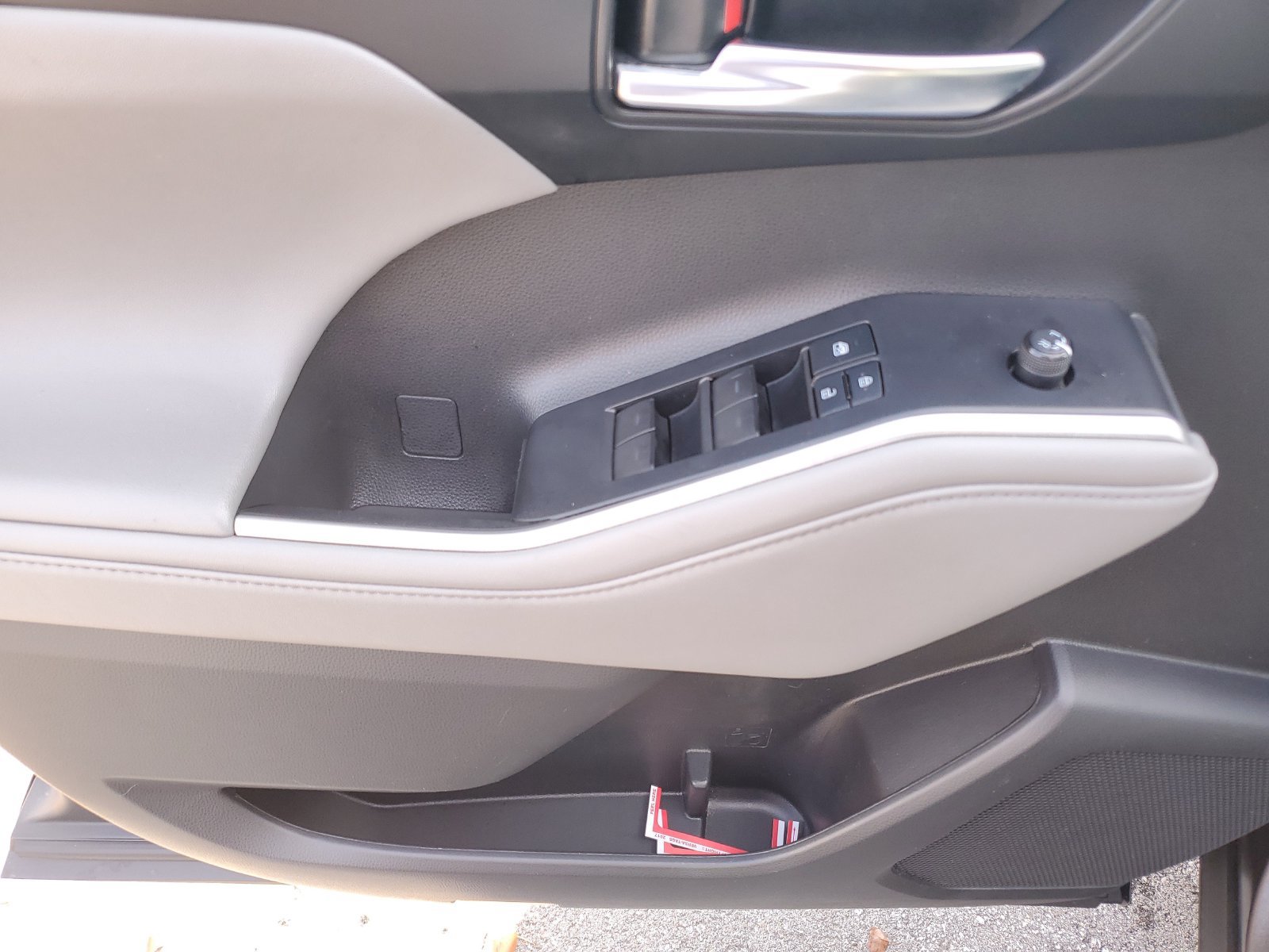 Used 2022 Toyota Highlander XLE AWD/4WD image 22