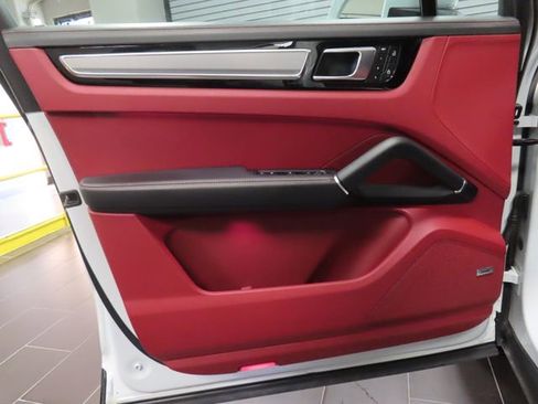 Used 2023 Porsche Cayenne Platinum Edition image 10