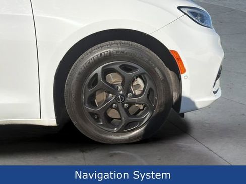 Used 2024 Chrysler Pacifica Select image 29
