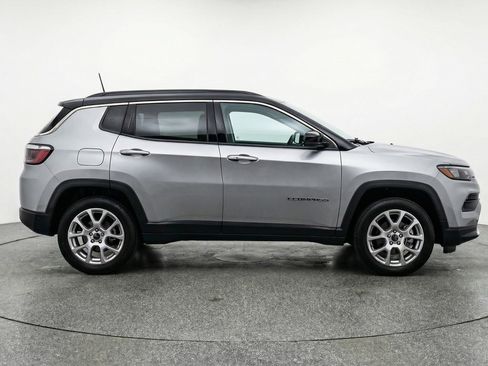 Used 2025 Jeep Compass Limited image 11