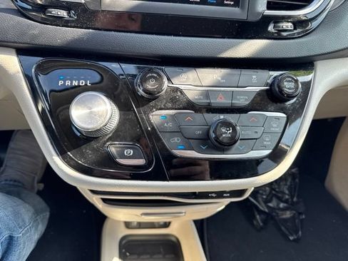 Used 2020 Chrysler Pacifica Touring-L FWD image 29