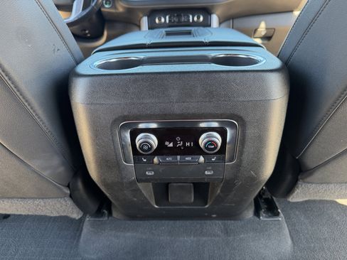 Used 2022 GMC Yukon XL SLT w/ SLT Luxury Package image 28