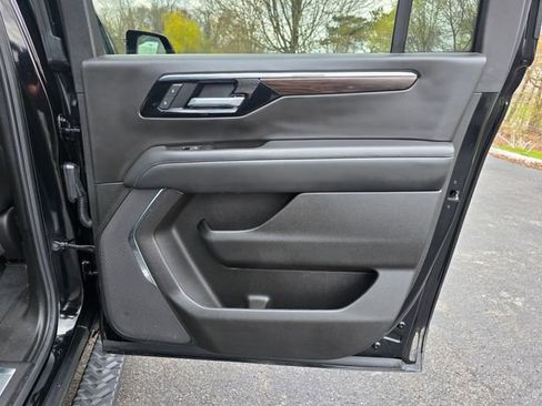 Used 2025 Chevrolet Suburban Z71 AWD/4WD image 12