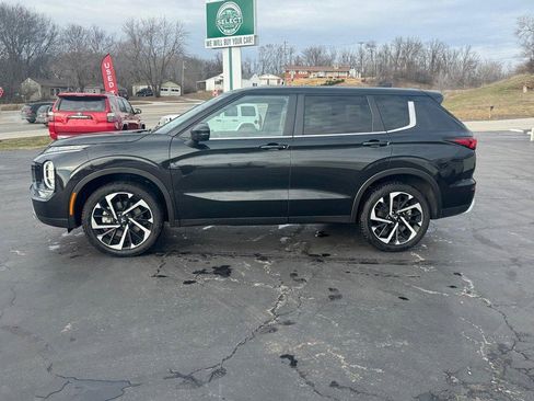 Used 2024 Mitsubishi Outlander SE image 3