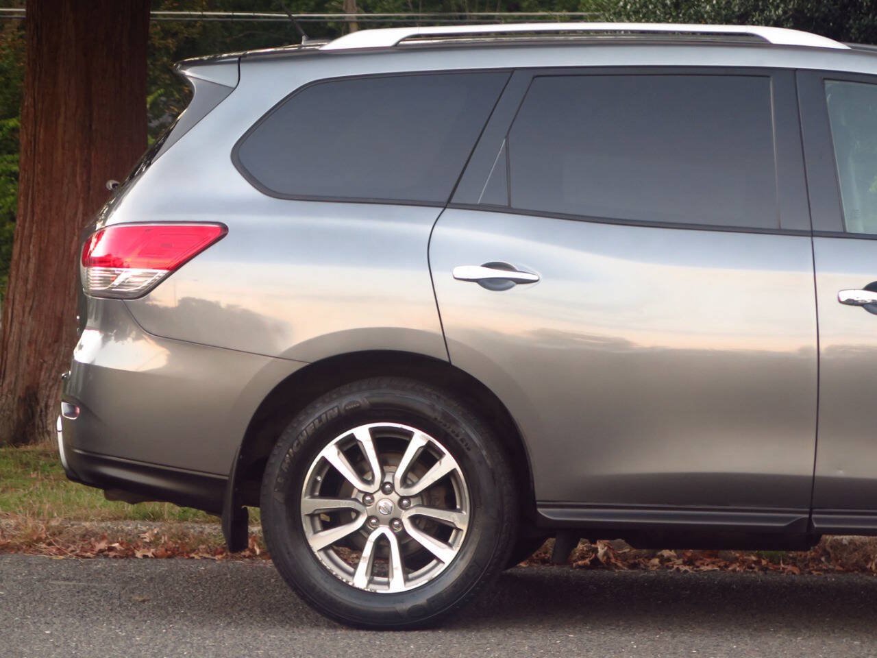 Used 2015 Nissan Pathfinder SV w/ Trailer Tow Package FWD image 30