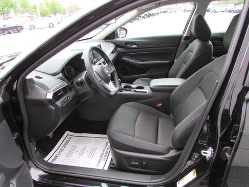 Used 2025 Nissan Altima 2.5 SV FWD image 5
