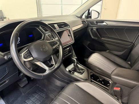 Used 2022 Volkswagen Tiguan SE w/ Panoramic Sunroof Package FWD image 13