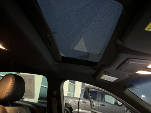 Certified 2018 Ford Taurus SHO w/ Driver Assist Package image 24