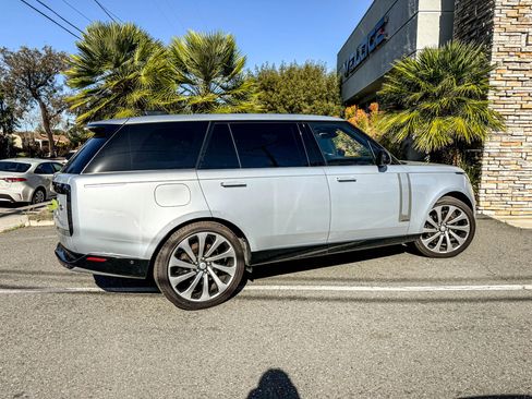 Used 2023 Land Rover Range Rover Long Wheelbase Autobiography image 9