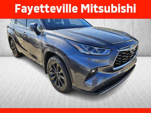 Used 2025 Toyota Highlander Platinum image 3