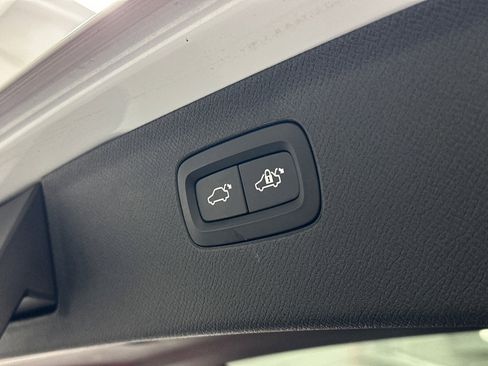 Used 2020 Volvo XC90 T6 Momentum w/ Protection Package Premier image 9