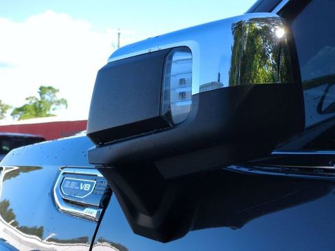 Used 2025 GMC Sierra 1500 SLT AWD/4WD image 12