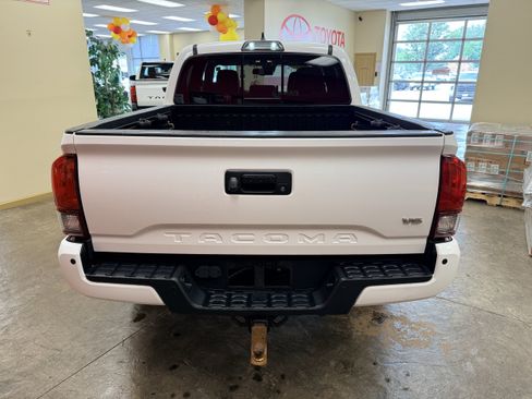 Used 2019 Toyota Tacoma TRD Sport w/ Technology Package AWD/4WD image 10