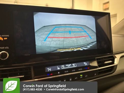 Used 2025 Toyota Sienna XLE image 32