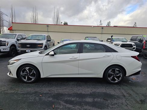 Certified 2021 Hyundai Elantra Limited w/ Cargo Package image 4