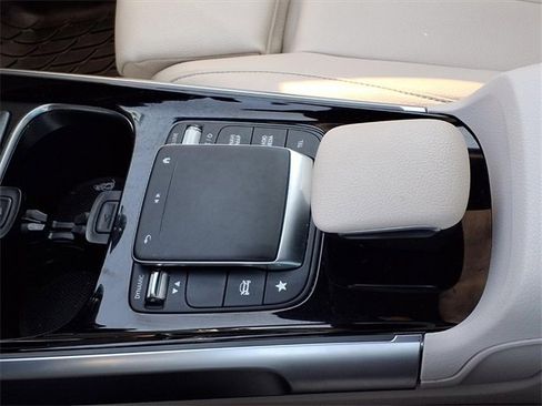 Used 2021 Mercedes-Benz GLB 250 GLB 250 w/ Premium Package image 16