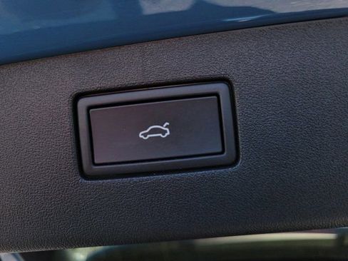 Certified 2025 Volkswagen Tiguan SE image 14