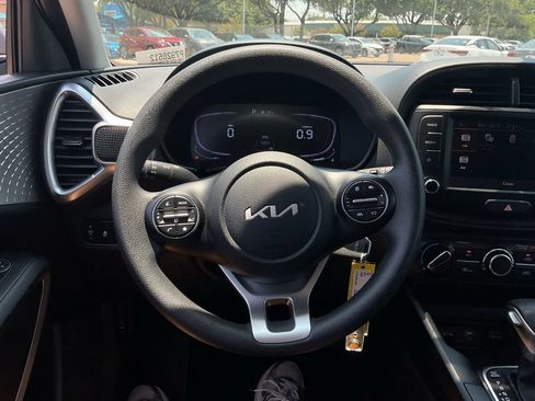 Used 2025 Kia Soul LX w/ LX Technology Package FWD image 20