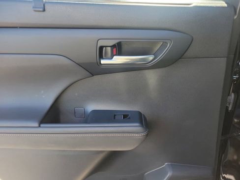 Used 2023 Toyota Highlander Bronze Edition image 9