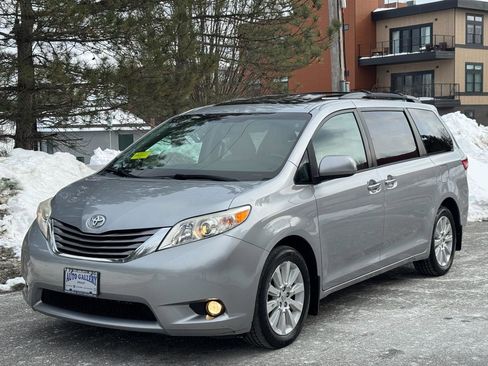 Used 2015 Toyota Sienna XLE image 3