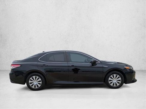 Used 2019 Toyota Camry LE image 4