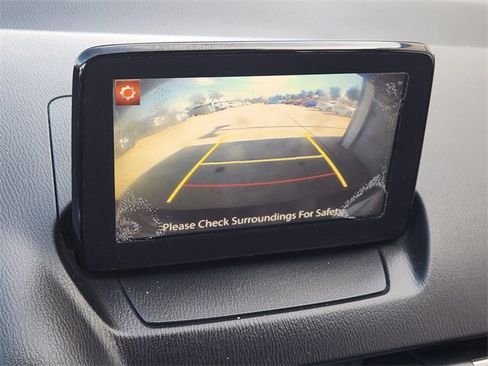 Used 2019 Toyota Yaris L image 25