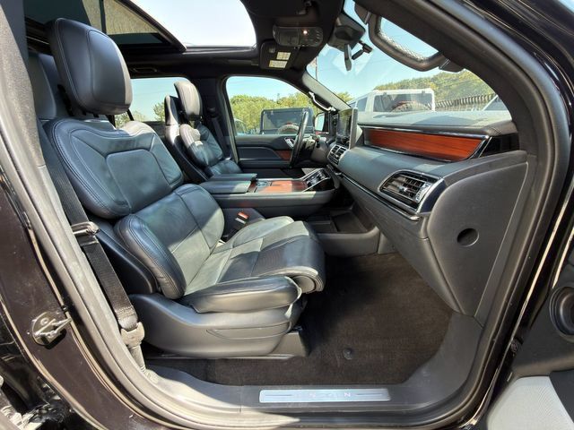 Used 2022 Lincoln Navigator Reserve AWD/4WD image 9
