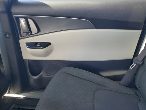 Used 2023 Kia Carnival LX image 29