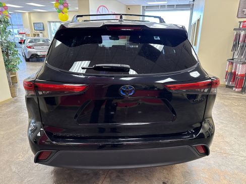 Used 2023 Toyota Highlander LE AWD/4WD image 8