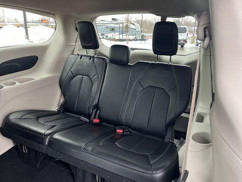 Used 2024 Chrysler Pacifica Touring-L image 30