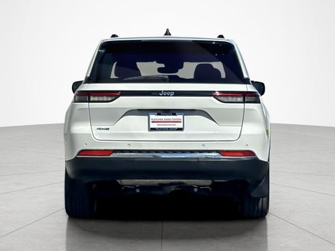Used 2022 Jeep Grand Cherokee Limited 4xe w/ MOPAR Finishing Package AWD/4WD image 4