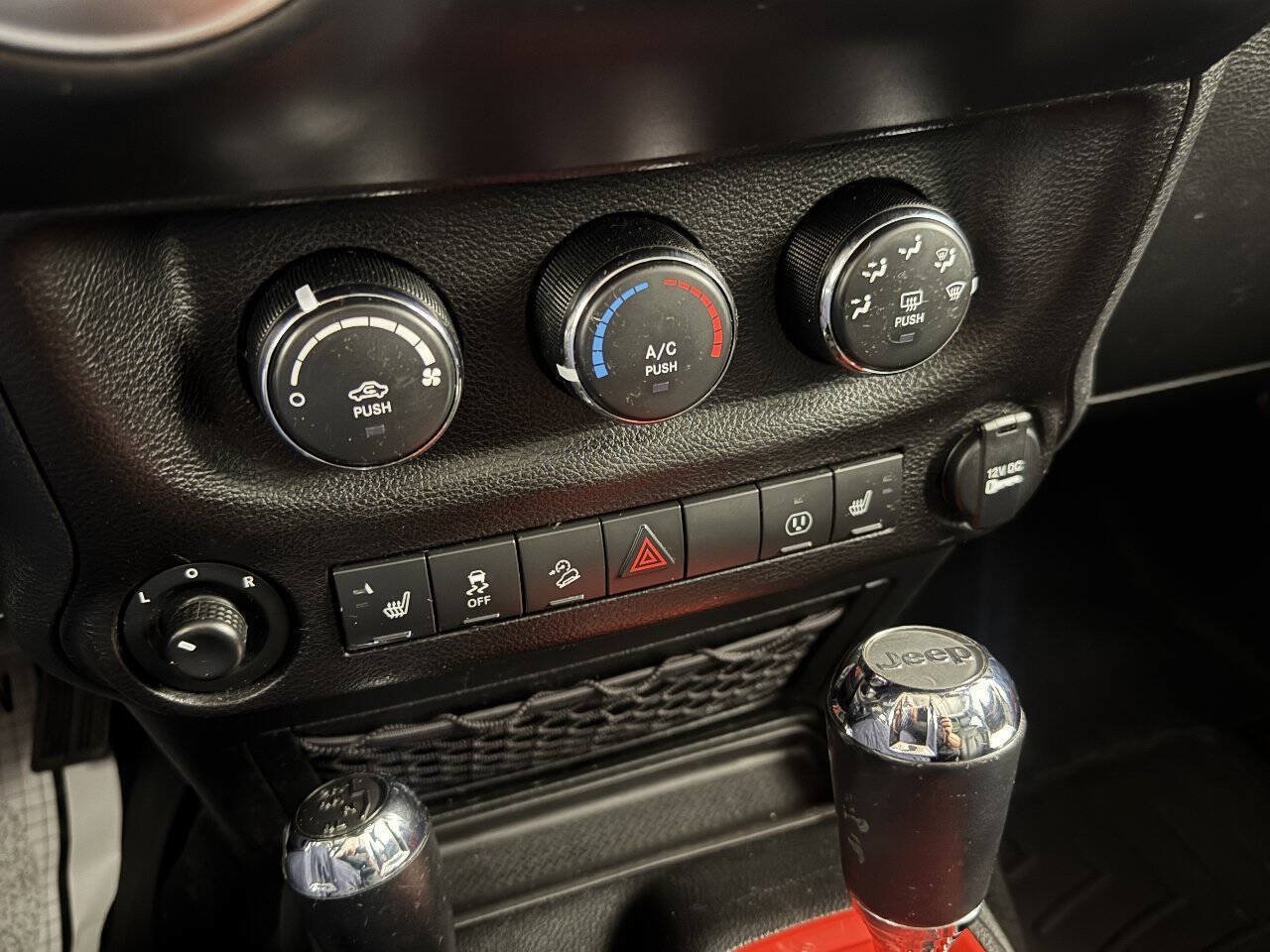Used 2018 Jeep Wrangler Unlimited Rubicon w/ Connectivity Group AWD/4WD image 29