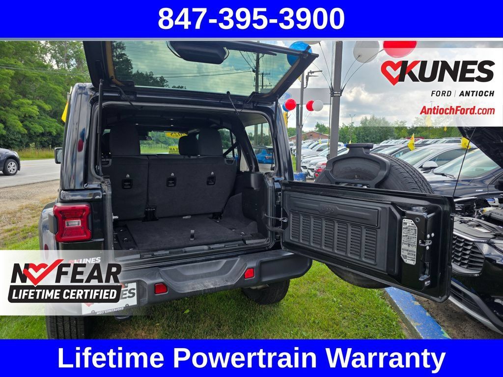 Used 2025 Jeep Wrangler Unlimited Sahara AWD/4WD image 32