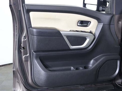 Used 2017 Nissan Titan SV image 19
