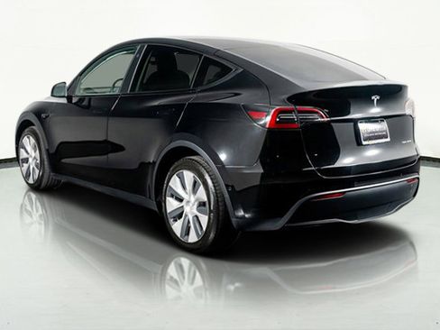 Used 2022 Tesla Model Y Long Range image 8