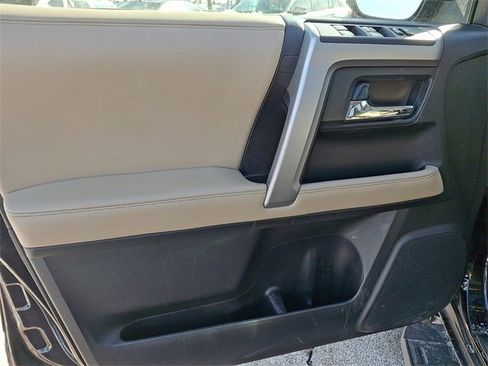 Used 2018 Toyota 4Runner SR5 Premium image 12