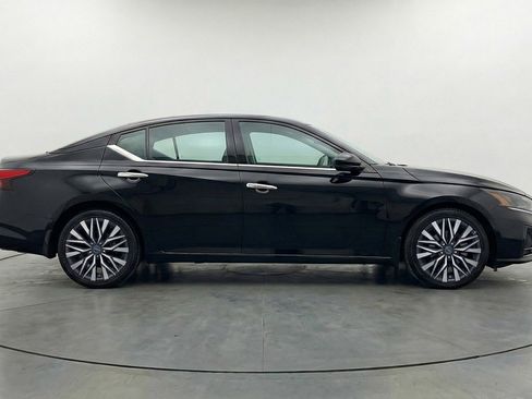 Used 2025 Nissan Altima 2.5 SV FWD image 11