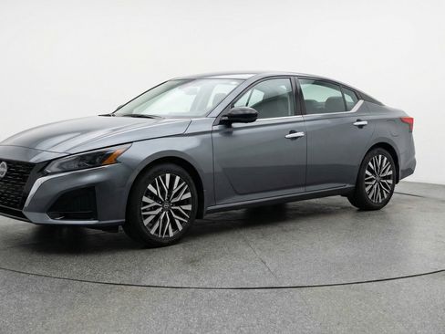Used 2025 Nissan Altima 2.5 SV image 3