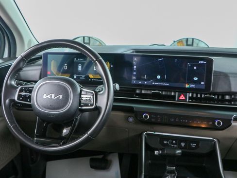 Used 2025 Kia Carnival FWD image 17