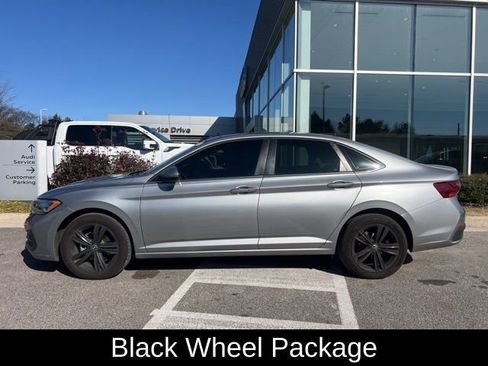 Used 2022 Volkswagen Jetta SE w/ Panoramic Sunroof Package image 3