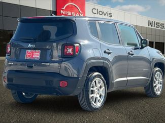 Used 2023 Jeep Renegade Latitude video 3