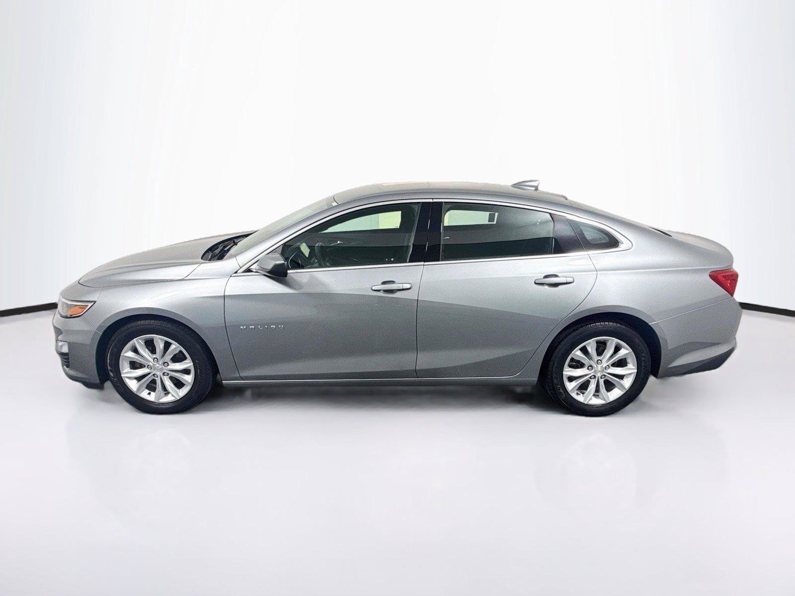 Used 2025 Chevrolet Malibu LT FWD image 2