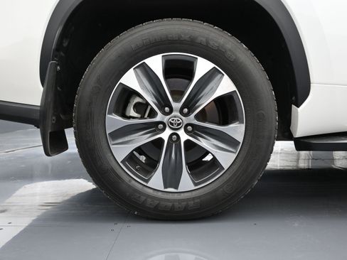 Used 2021 Toyota Highlander XLE AWD/4WD image 18