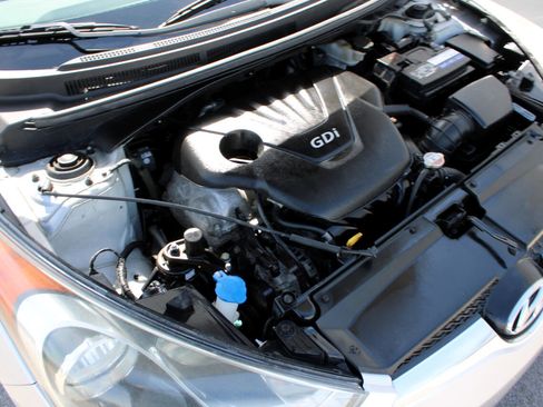 Used 2012 Hyundai Veloster w/ Style Pkg image 29