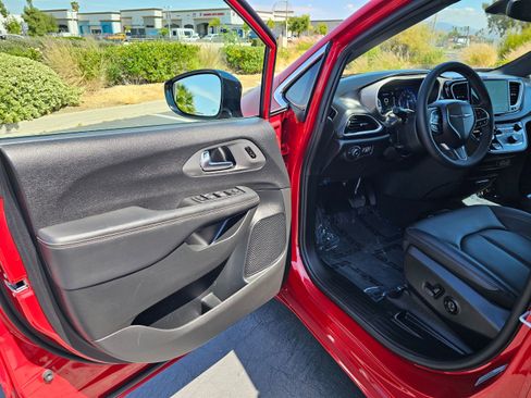 Used 2025 Chrysler Pacifica Select FWD image 15