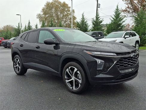 Used 2024 Chevrolet Trax RS w/ Sunroof Package image 3