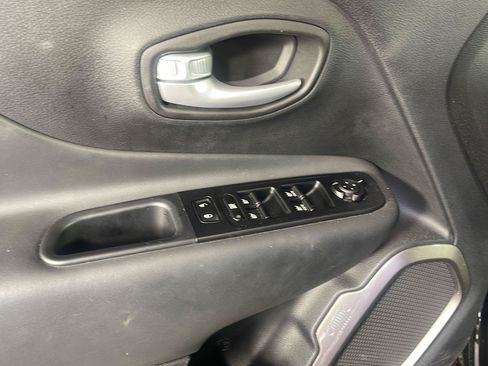Used 2023 Jeep Renegade Latitude w/ Premium Group AWD/4WD image 20