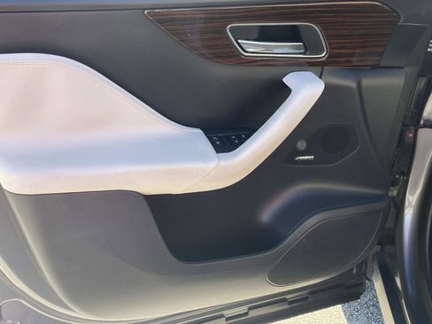 Used 2019 Jaguar F-PACE Prestige image 12